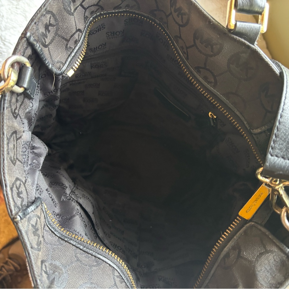 Michael Kors Black and Gold Medium Kingsbury - Picture 2 of 5
